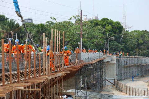 Prefeito David Almeida vistoria fase de concretagem do viaduto Márcio Souza