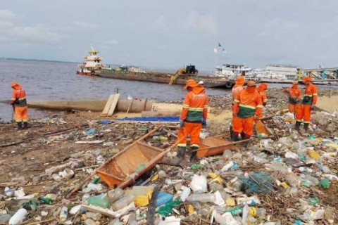 Prefeitura realiza mutirão de limpeza na orla após forte chuva