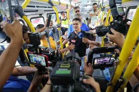 Prefeitura de Manaus entrega 14 novos ônibus para atender 85 mil famílias no Viver Melhor