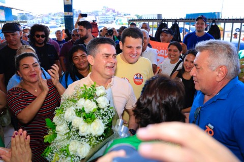 Prefeito David é abraçado por feirantes da Manaus Moderna, Feira da Banana e Mercadão