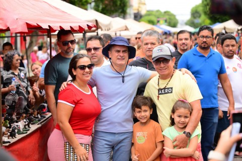 David Almeida recebe apoio da população durante visita à tradicional feira da Eduardo Ribeiro