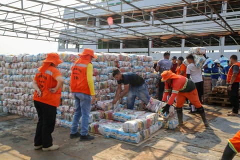 Prefeitura de Manaus começa carregamento de alimentos e bebidas em balsas para distribuição em comunidades da zona rural