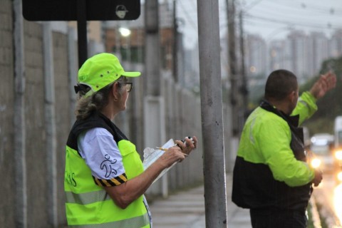 Prefeitura de Manaus realiza pesquisa para melhorar travessia de pedestres na avenida das Torres