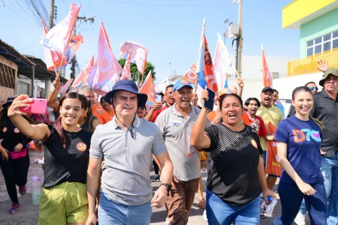 David Almeida é aclamado por moradores do bairro Santa Etelvina durante caminhada