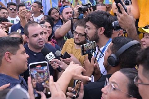 “Vamos trabalhar duro para diminuir o lixo dos igarapés”, diz Roberto Cidade