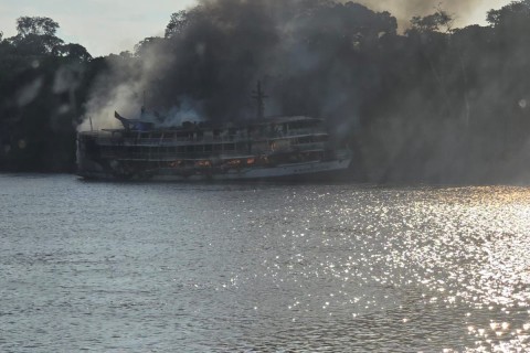 Em menos de um dia, segundo barco incendeia nos riosno rio Solimões.