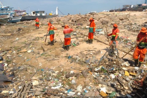 Prefeitura retira lixo da orla da Manaus Moderna