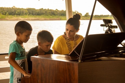 Orquestra de Violões do Amazonas apresenta espetáculo com pianista Carla Ruaro, de “Um Piano na Amazônia”