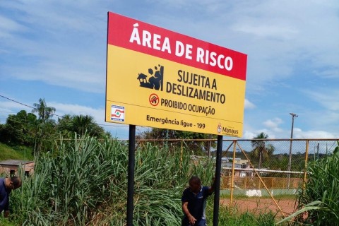 Manaus instala placas de alerta em áreas de risco para proteger moradores