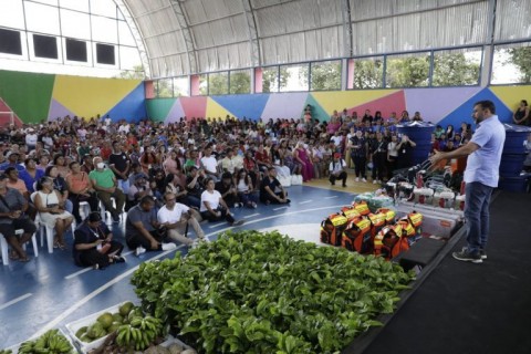 O governador Wilson Lima realizou entregas no município de Barcelos (a 399 quilômetros de Manaus) nesta segunda-feira (05/05), incluindo R$ 286,5 mil em financiamentos para 61 mulheres por meio do programa Crédito Rosa, apoio ao setor produtivo rural, melhorias na infraestrutura aeroportuária, mutirão de emissão de documentos e a inauguração do ser