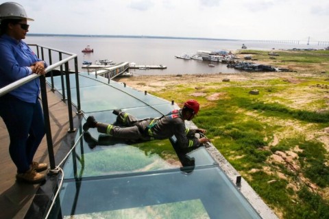 Prefeitura instala peças do piso do Skyglass na varanda do mirante Lúcia Almeida