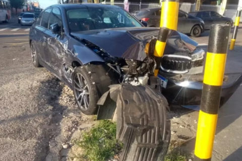 Acidente entre picape e BMW deixa três feridos no Centro de Manaus