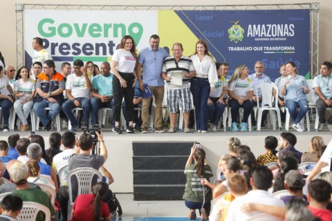 Governador Wilson Lima entrega títulos definitivos de propriedade na 15ª edição do Governo Presente, na zona norte