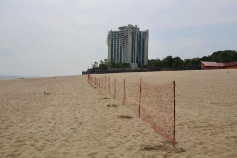 Praia da Ponta Negra recebe cerquite para delimitação física da interdição para o banho por conta da estiagem