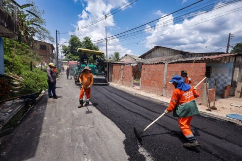 Rua na Colônia Terra Nova recebe serviços de asfaltamento após 17 anos sem infraestrutura