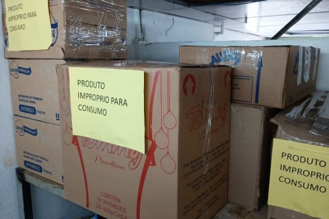 Visa Manaus fiscaliza venda de alimentos suspeitos de falsificação em 25 supermercados da capital