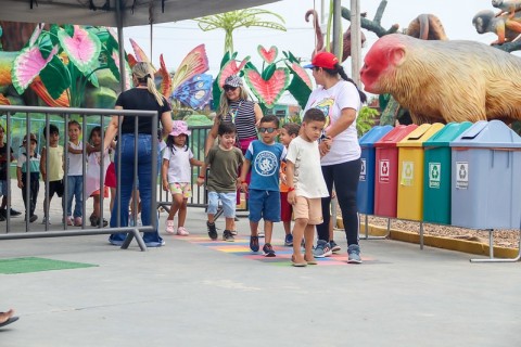 Alunos e educadores da rede municipal de ensino realizam visita pedagógica ao parque Gigantes da Floresta