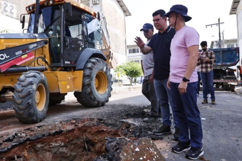 Prefeito David Almeida vistoria serviço de manutenção da rede de drenagem no conjunto Tocantins