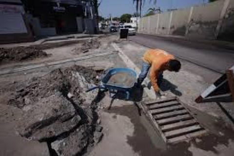 Prefeitura implanta canaletas e recupera drenagem superficial em via do bairro Flores