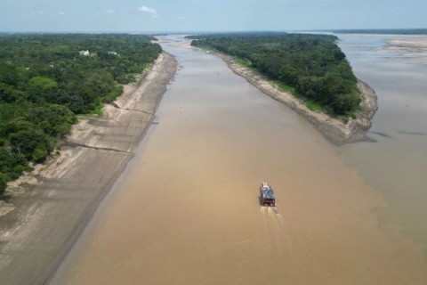 Rio Solimões continua secando na tríplice fronteira Brasil, Peru e Colômbia