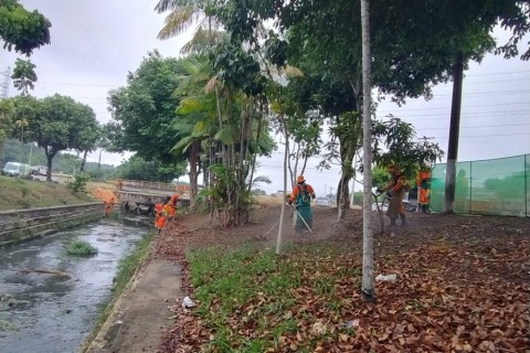 Igarapé do Passarinho recebe serviços de limpeza na zona Norte de Manaus