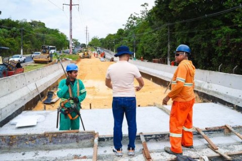 Viaduto Márcio Souza começa a receber asfalto para entrega nos próximos dias, diz prefeito David Almeida