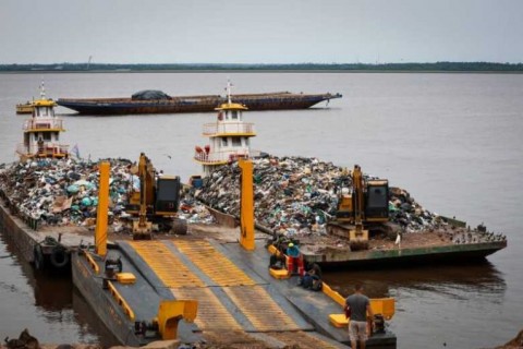 Prefeitura de Manaus retira mais de 195 toneladas de lixo da orla dos rios