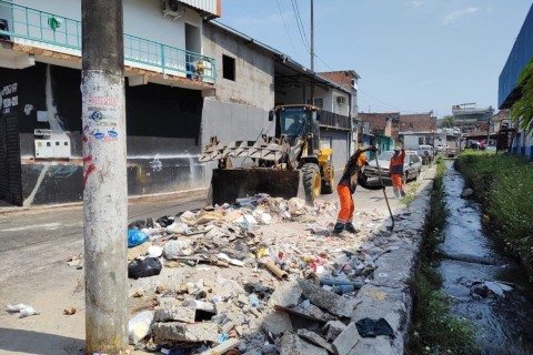 Prefeitura de Manaus realiza operação de limpeza no bairro Alvorada