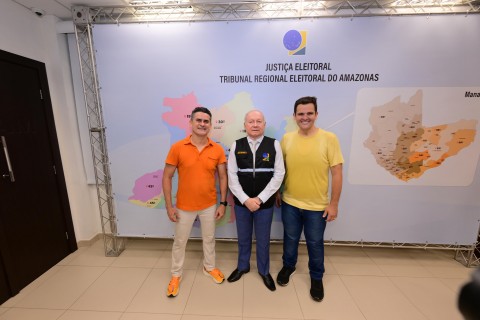 David Almeida celebra democracia com visita de cortesia ao Tribunal Regional Eleitoral