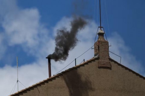 Fumaça preta marca segundo dia de conclave, e cardeais seguem em busca do novo papa