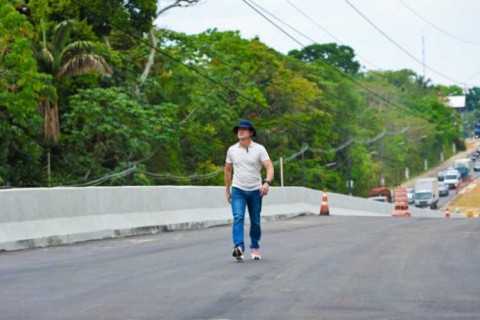 Prefeito David Almeida vistoria ajustes finais do viaduto Márcio Souza