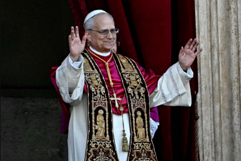 Leão XIV assume o comando da Igreja Católica em missa solene no Vaticano