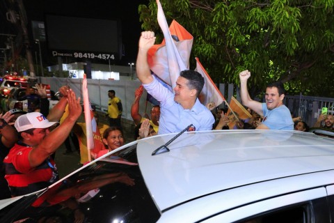 Após debate, David é aclamado por eleitores ao sair da emissora