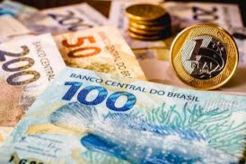 Rendimento médio dos brasileiros atinge recorde em 2024, aponta IBGE