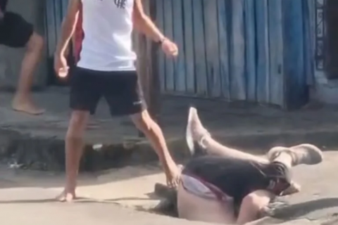 Homem fica preso de ponta-cabeça em bueiro após ser agredido por grupo em Manaus