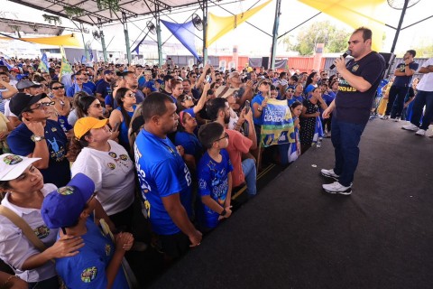 ‘Adesivaço’ de Roberto Cidade reúne centenas de apoiadores na Arena 44, zona Norte de Manaus