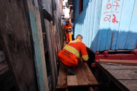 Prefeitura finaliza construção de ponte de madeira no bairro Santo Antônio