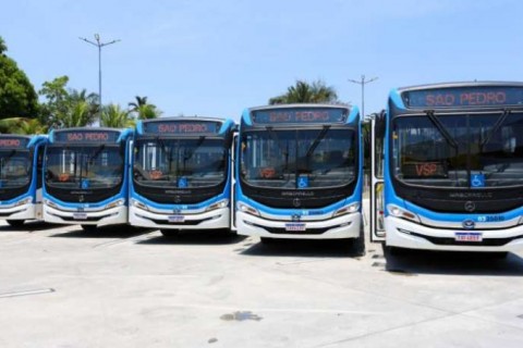 Prefeitura de Manaus entrega mais de 15 ônibus novos com ar-condicionado