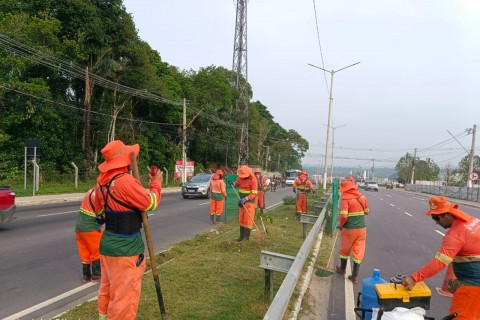 Prefeitura de Manaus realiza manutenção e limpeza na estrada do Turismo